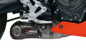 Akrapovič Komplettanlage der GSX-8R DaiDai-Iro Power Edition mit Carbon-Endkappe und Branding.