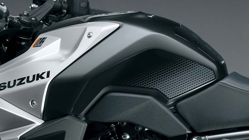 Seitliche Tankschutzfolie mit strukturierter Oberfläche an der GSX-8R DaiDai-Iro Power Edition.