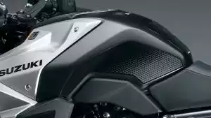 Seitliche Tankschutzfolie mit strukturierter Oberfläche an der GSX-8R DaiDai-Iro Power Edition.