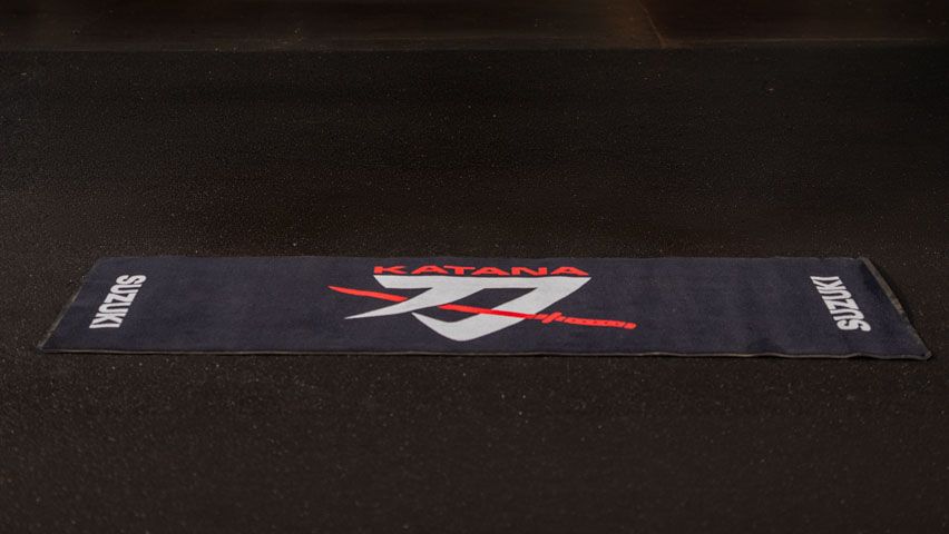 Hochwertiger, schwarzer Teppich mit Katana Logo