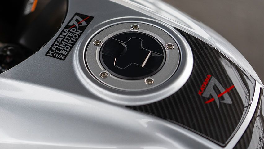 •	Hochwertiger Limited Edition Sticker inklusive Nummerierung (xx/45)