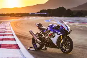 Suzuki Factory Fahrer Joan Mir fährt die blaue GSX-RR MotoGP Maschine auf der Rennstrecke von Sepang.