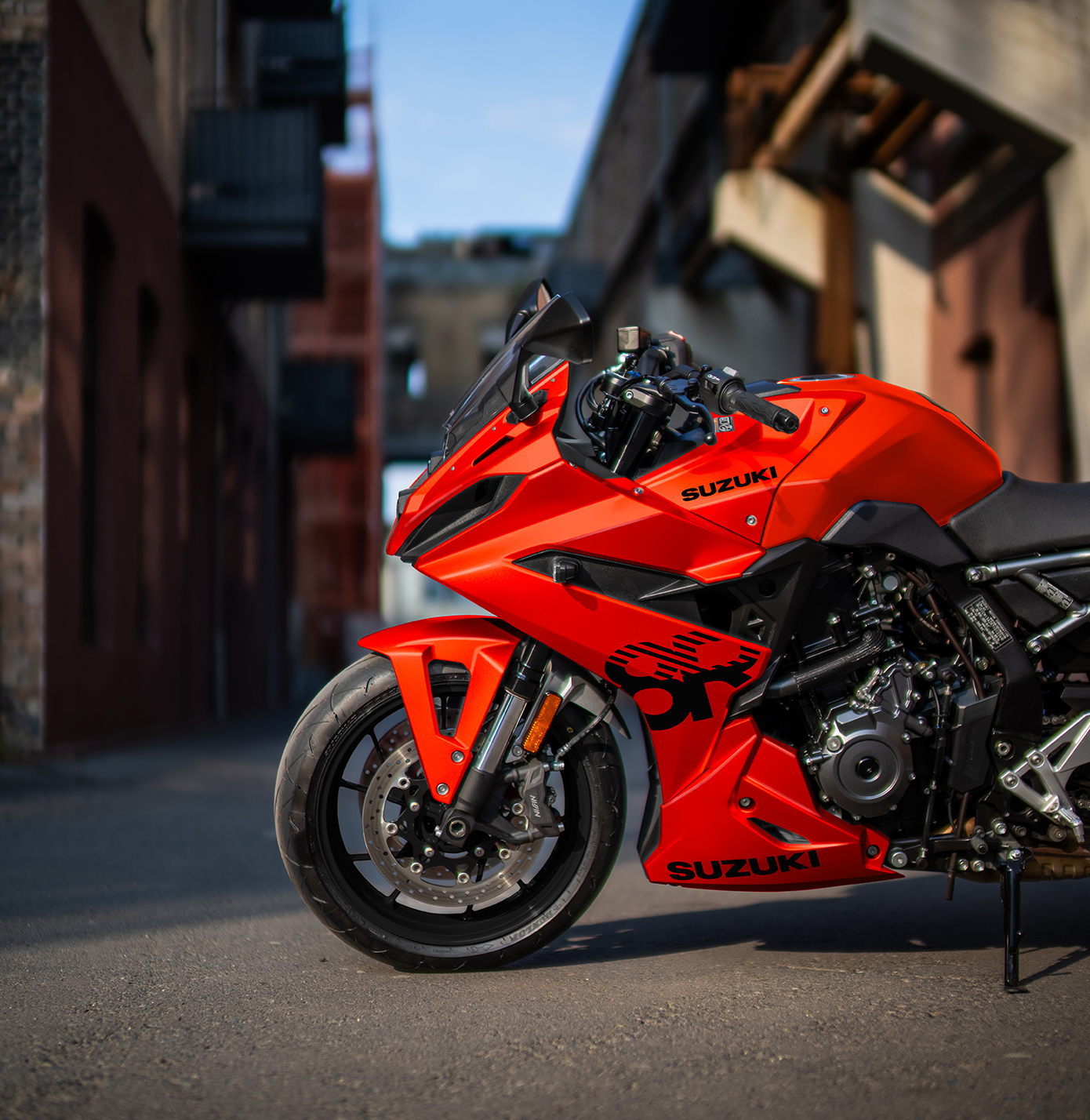 Frontseitige Detailaufnahme der GSX-8R DaiDai-Iro Power Edition in Glass Blaze Orange im urbanen Umfeld