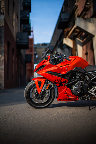 Frontseitige Detailaufnahme der GSX-8R DaiDai-Iro Edition in Glass Blaze Orange im urbanen Umfeld