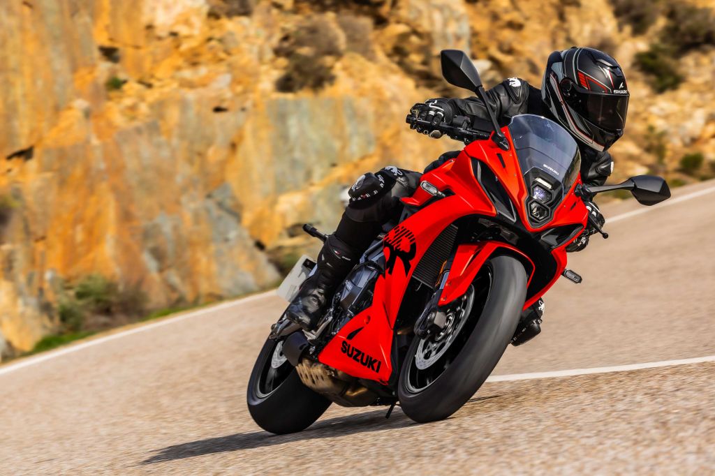 Suzuki GSX-8R DaiDai-Iro Edition in Glass Blaze Orange als vollständige Seitenansicht vor natürlicher Kulisse.