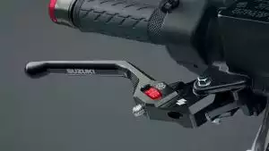 Einstellbarer Aluminium-Bremshebel mit Suzuki Schriftzug.