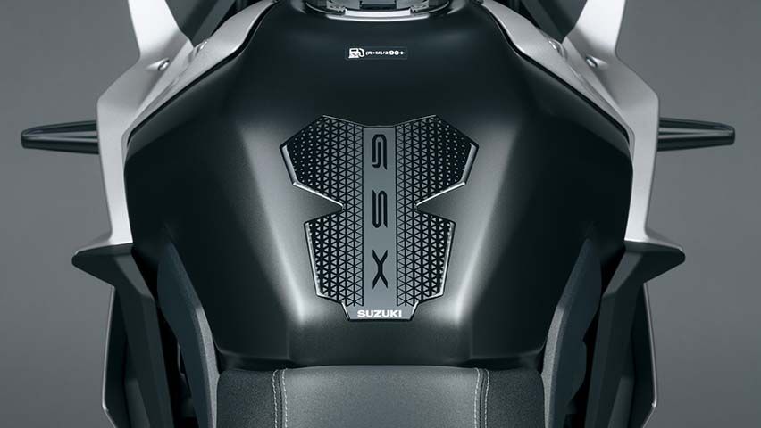 Tankpad mit GSX-Logo zum Schutz des Tanks der GSX-8R DaiDai-Iro Power Edition.