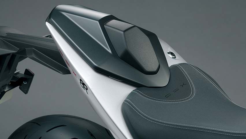 Heckbereich der GSX-8R DaiDai-Iro Power Edition mit montierter Soziusabdeckung in Fahrzeugfarbe.