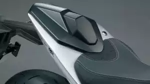 Heckbereich der GSX-8R DaiDai-Iro Power Edition mit montierter Soziusabdeckung in Fahrzeugfarbe.