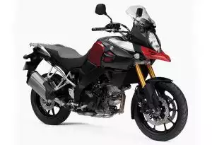 Eine Suzuki V-Strom 1000 aus dem Jahr 2014 steht vor weißem Hintergrund. Das Motorrad ist in Schwarz, Rot und Silber gehalten, verfügt über goldene Federbeine, eine große Windschutzscheibe und auffällige Scheibenbremsen. Die Maschine wirkt modern und robust, gebaut für Abenteuer und lange Touren.