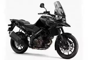 Eine Suzuki V-Strom 1050 aus dem Jahr 2020 steht vor weißem Hintergrund. Das Motorrad ist komplett schwarz, besitzt eine große Windschutzscheibe, markante Scheibenbremsen und wirkt sportlich sowie robust. Die Maschine ist für Abenteuer und lange Touren konzipiert.