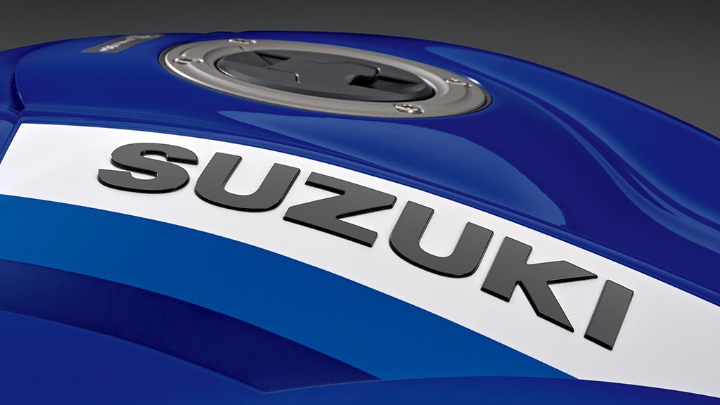 Nahaufnahme vom 3D Suzuki Logo auf dem Tank