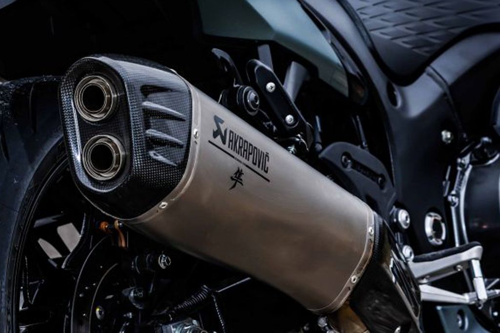 Nahaufnahme der Hayabusa Power Edition mit Akrapovic Auspuffanlage