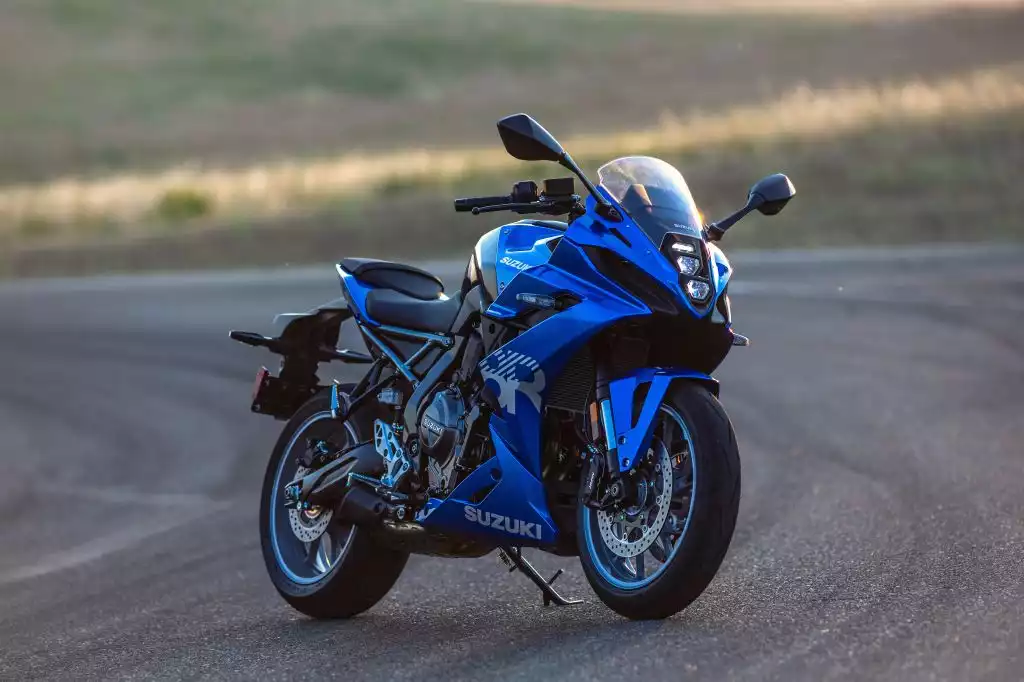 Blaue Suzuki steht auf der Straße