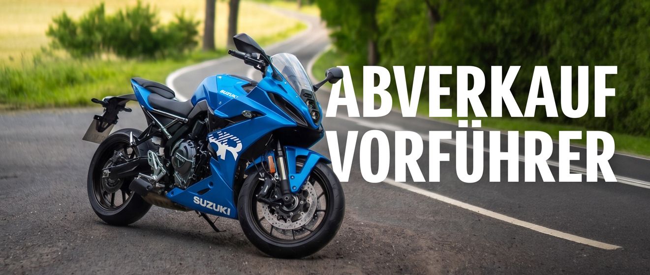 Suzuki GSX-8R in Blau stehend an einer kurvigen Landstraße mit dem Aktionsschriftzug „Abverkauf Vorführer“