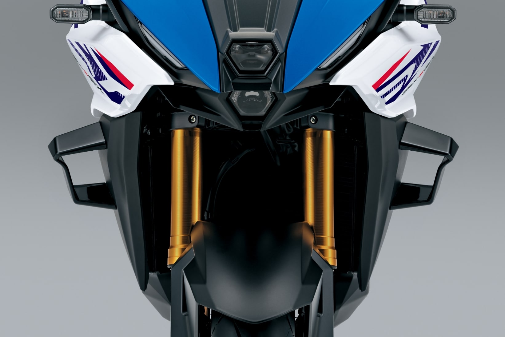 Frontansicht einer blauen Suzuki GSX-S1000GX mit Winglets