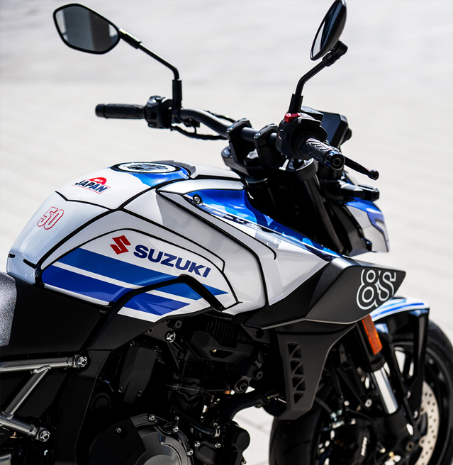 Nahaufnahme der Front- und Tankpartie der Suzuki GSX-8S Special Edition mit Suzuki-Schriftzug, Jubiläumszahl 50 und markantem 8S-Logo.