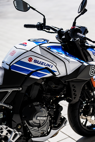Nahaufnahme der Front- und Tankpartie der Suzuki GSX-8S Special Edition mit Suzuki-Schriftzug, Jubiläumszahl 50 und markantem 8S-Logo.