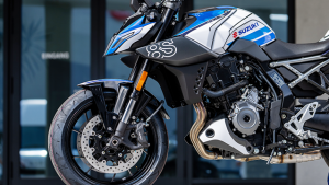 Seitennahe Frontansicht der Suzuki GSX-8S Special Edition mit Fokus auf Vorderrad, Nissin-Bremsanlage und 8S-Seitenverkleidung.