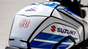 Detailaufnahme des Tanks der Suzuki GSX-8S Special Edition mit rot-weißem „Made in Japan 50“-Aufkleber und Suzuki-Logo.