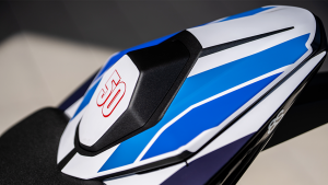 Nahaufnahme der weiß-blau lackierten Soziusabdeckung der Suzuki GSX-8S mit zentraler roter Jubiläumszahl 50.