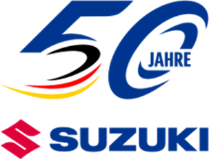 Offizielles Jubiläumslogo „50 Jahre Suzuki“ in Blau mit dynamischen Deutschlandfarben über dem roten Suzuki-Markenlogo.