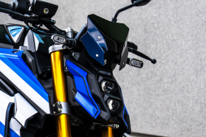 Detailansicht der kantigen LED-Frontmaske, des Windschilds und der goldenen Gabel der Suzuki GSX-S1000 Special Edition.