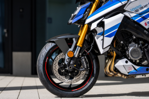 Nahaufnahme des Vorderrads und der Brembo-Bremsanlage der Suzuki GSX-S1000 mit rotem Felgenrandaufkleber