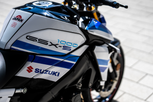 Nahaufnahme der Tankpartie der Suzuki GSX-S1000 Special Edition mit „GSX-S 1000“-Schriftzug, Suzuki-Logo sowie „Made in Japan“- und „50“-Aufkleber.