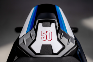 Draufsicht auf die sportliche Soziusabdeckung der Suzuki GSX-S1000 Special Edition mit der roten Jubiläumszahl 50 auf weißem Grund.