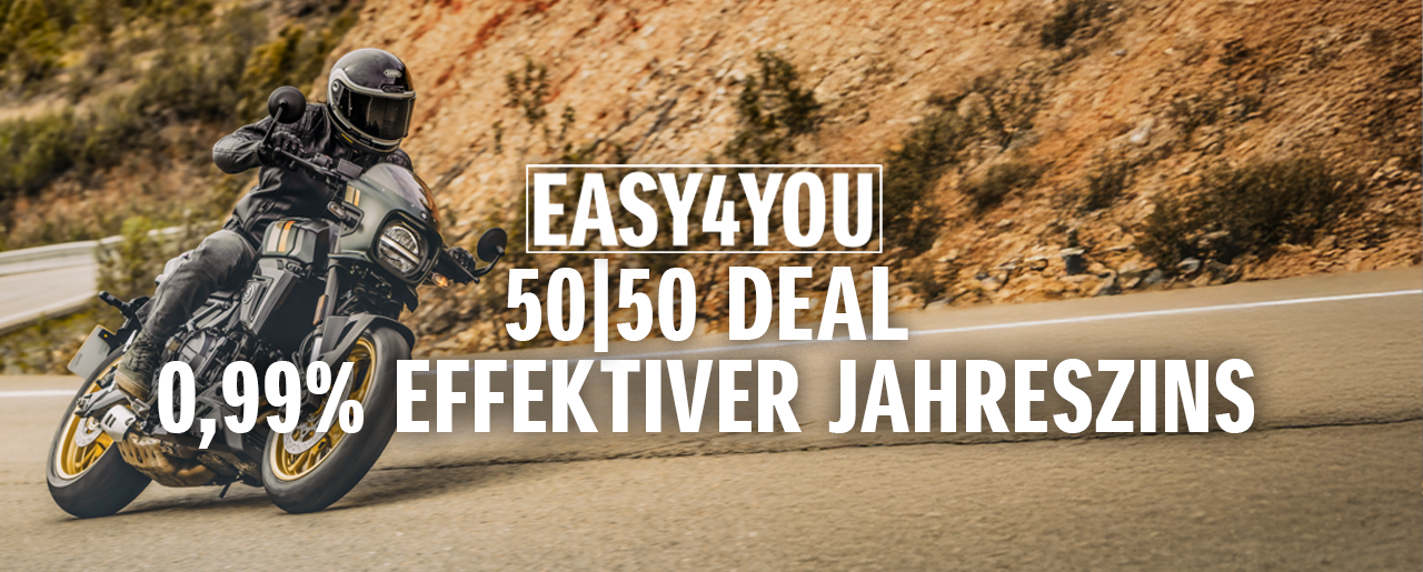 Ein Motorradfahrer auf einer Suzuki GSX-8TT fährt sportlich durch eine langgezogene Kurve in bergiger Landschaft. Im Vordergrund ist die Finanzierungsaktion „EASY4YOU – 50/50 Deal – 0,99 % effektiver Jahreszins“ groß eingeblendet