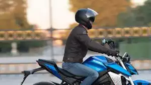 Fahrer auf Suzuki-Motorrad in städtischer Umgebung
