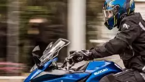 Fahrer auf blauer Suzuki GSX-S1000GT in Aktion auf der Straße
