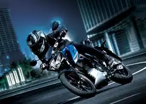 Fahrer auf Suzuki GSX-S125 Motorrad in urbaner Nachtkulisse