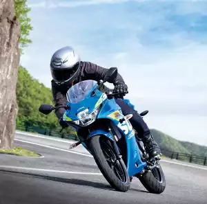 Sportlicher Fahrer auf Suzuki GSX-R125 in Kurve auf Bergstraße