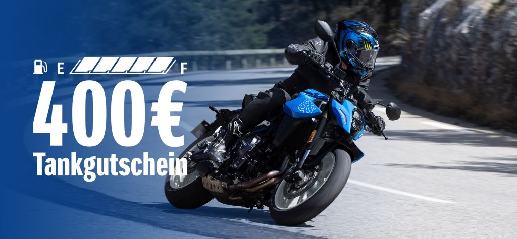 Eine blau-schwarze Suzuki GSX-8S auf einer Bergstraße. Im Vordergrund ein blauer Overlay mit einer Tankanzeige und den Worten 400€ Tankgutschein