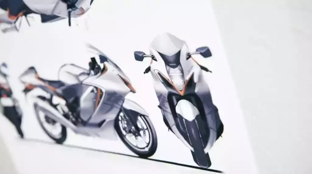 Designskizzen der Suzuki Hayabusa in Seiten- und Frontansicht, ideal für Suzuki Kataloge und Teaser.