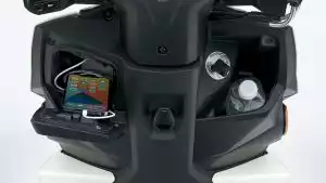 Staufächer mit USB-Anschluss vorne an Suzuki Avenis 125, ideal für Smartphone und kleines Gepäck unterwegs.