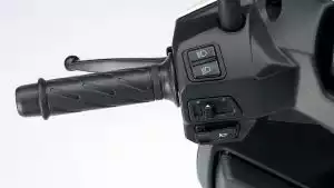 Bremssystem der Suzuki Avenis 125, zeigt den linken Bremshebel und das ausbalancierte Kombi-Bremssystem für Sicherheit.