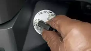 Shutter-Key-System der Suzuki Avenis 125, betont Diebstahlschutz und Sicherheit gegen unbefugtes Starten.
