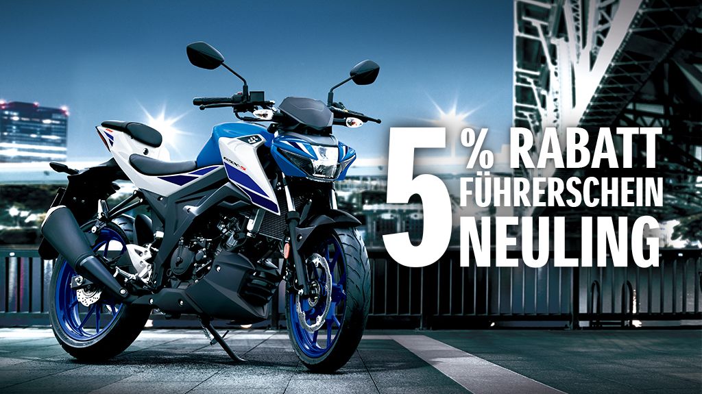 Nachtaufnahme der Suzuki GSX-S125 in Blau-Weiß vor urbaner Kulisse, daneben der Hinweis „5 % Rabatt für Führerscheinneulinge“ – ein Aktionsmotiv für den Einsteiger-Rabatt auf ausgewählte Suzuki Modelle.