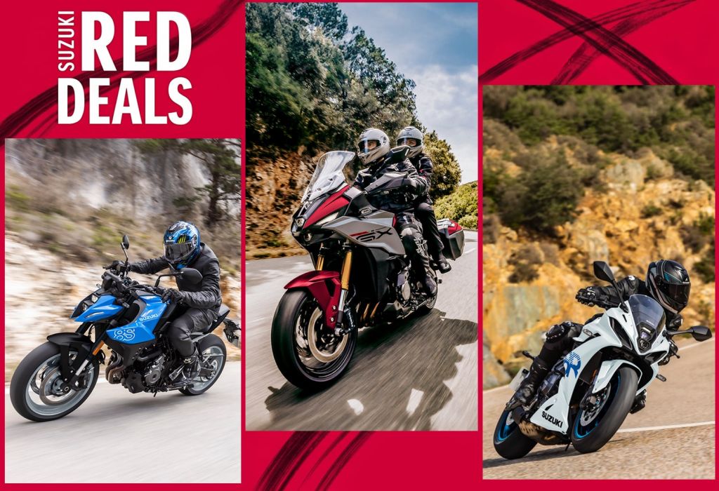 Drei Suzuki-Motorräder nebeneinander, links ein blaues Naked Bike, in der Mitte ein rot-graues Tourenmotorrad mit zwei Fahrern, rechts ein weißes Sportmotorrad, dazu das Logo „Suzuki Red Deals“.