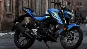 Blaues Suzuki Naked Bike im Streetfighter-Design, Seitenansicht in Altstadtgasse