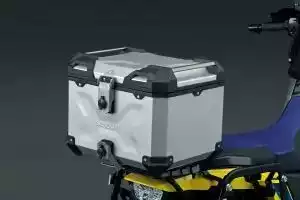 Aluminium-Topcase 38L in Silber, Kit für Suzuki Motorräder, bietet robusten, wetterfesten Stauraum für Reisen.