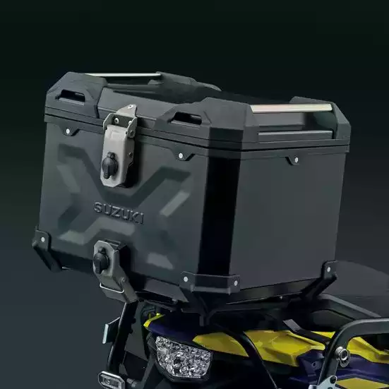 Schwarzes Aluminium Top-Case für Suzuki V-Strom Modelle, bietet robusten, wetterfesten Stauraum für Abenteuer.