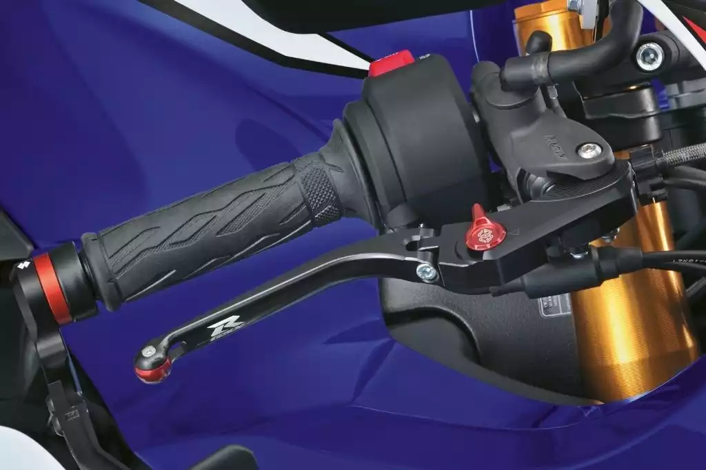 Aluminium-Motorschutz in Schwarz für die Suzuki V-Strom 1050 mit robustem Design, bietet zuverlässigen Schutz des Motors im Adventure-Einsatz.