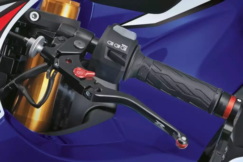 Aluminium-Seitenkofferset in Schwarz für die Suzuki V-Strom 1050, bietet robusten, wetterfesten Stauraum für Abenteuer.